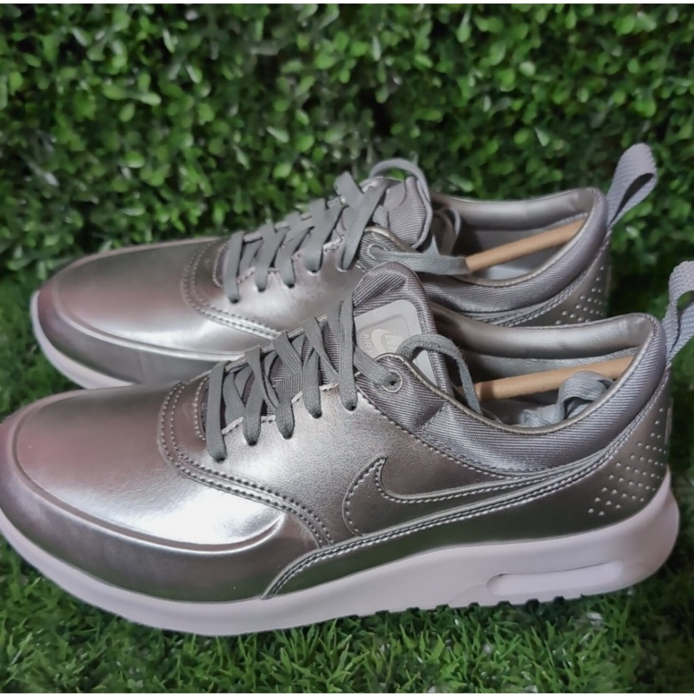 Nike women’s Airmax Thea Silver White liquid Athletic Sneakers size 9.5